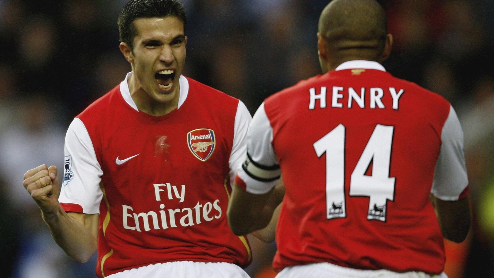 高空走扁带城市挑战赛 玻璃幕墙间“空中散步”惊险刺激